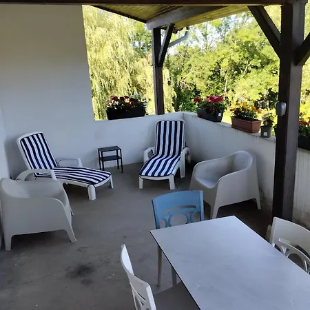Avec Terrasse Et Jardin Nyaraló *