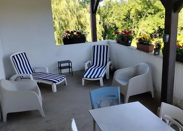Avec Terrasse Et Jardin بيت للعطل *